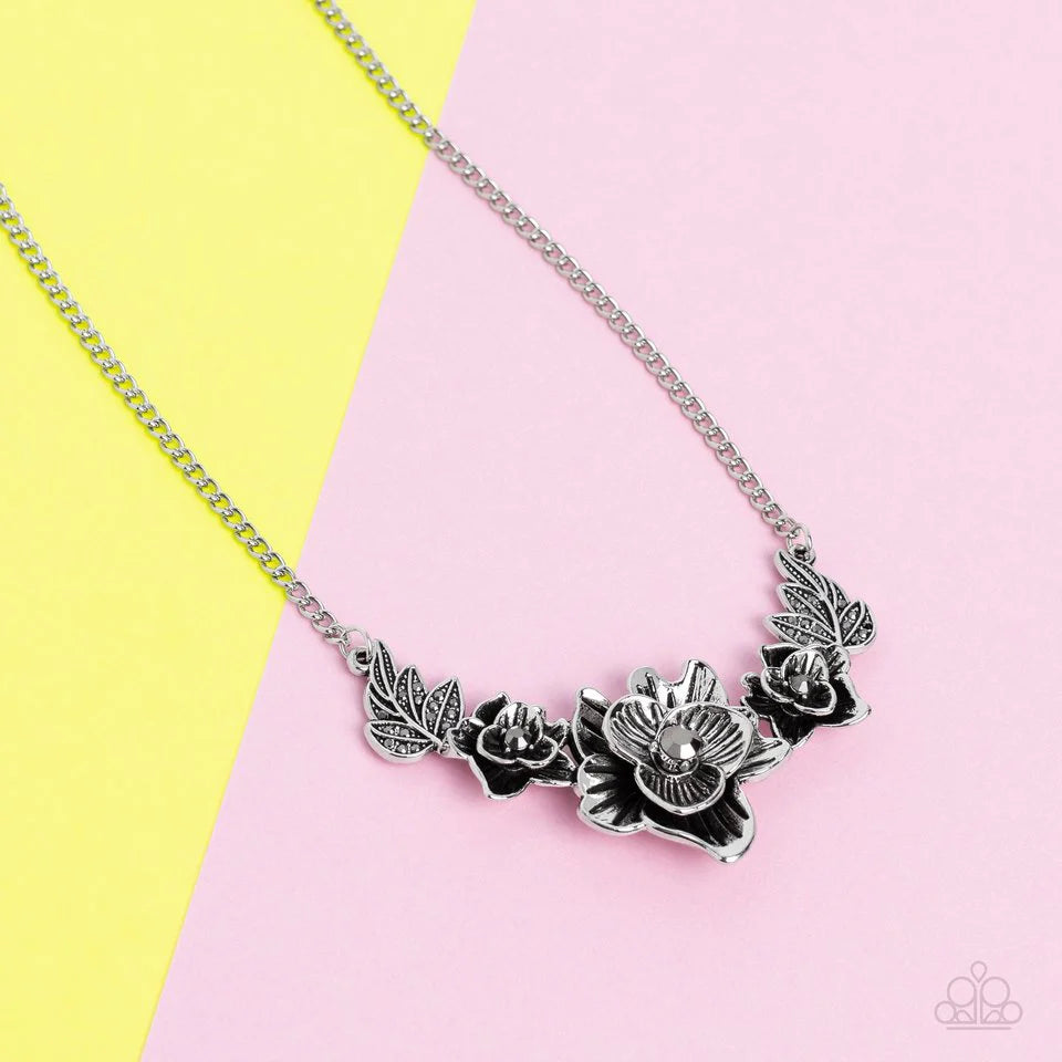 Paparazzi Necklace ~ Botanical Breeze - Silver